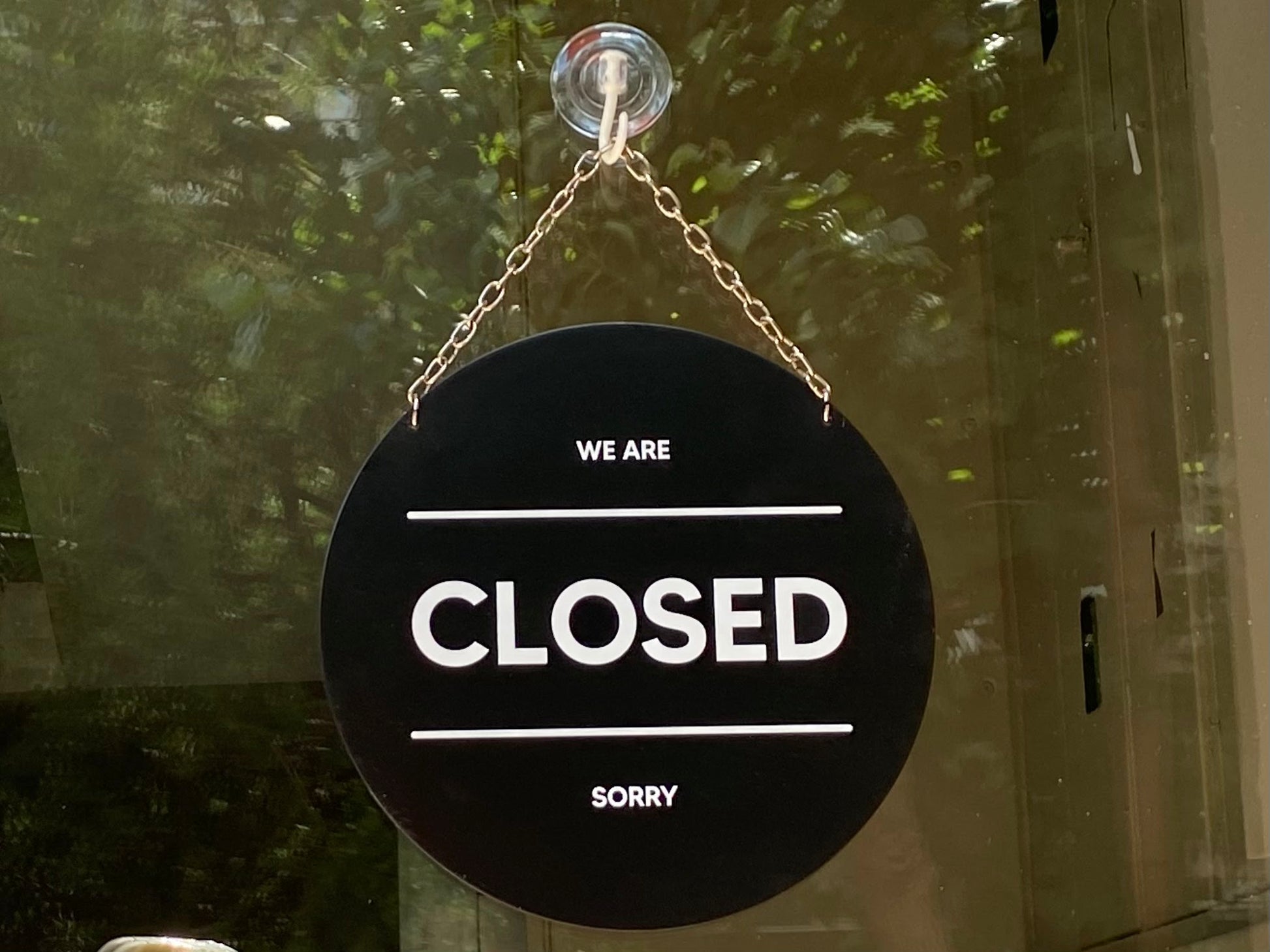 Cam kapıya zincirle asılmış metal açık kapalı yazı tabelası