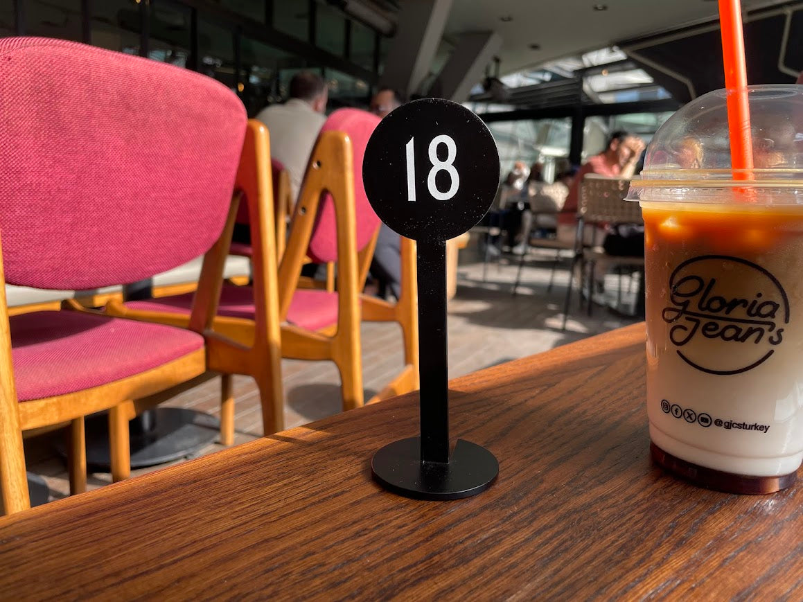 Sağlam metal gövdesiyle dengeli duruş sağlayan masa numarası.