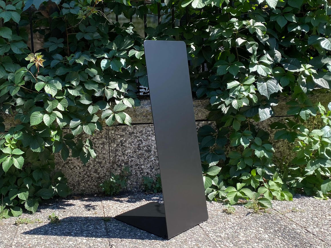 Metal ayaklı pano vitrin önü tanıtım için konumlandırılmış.