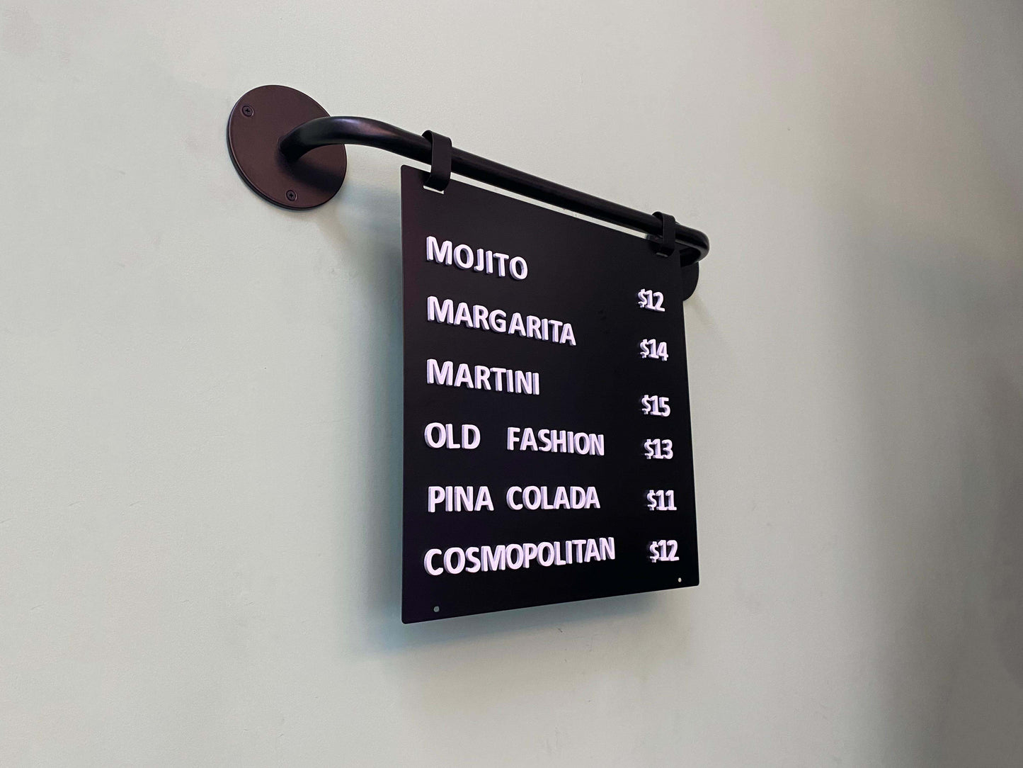 Şık ve modern tasarıma sahip siyah metal bayrak fiyat panosu, restoran ve mağazalar için profesyonel bir görünüm sunar.