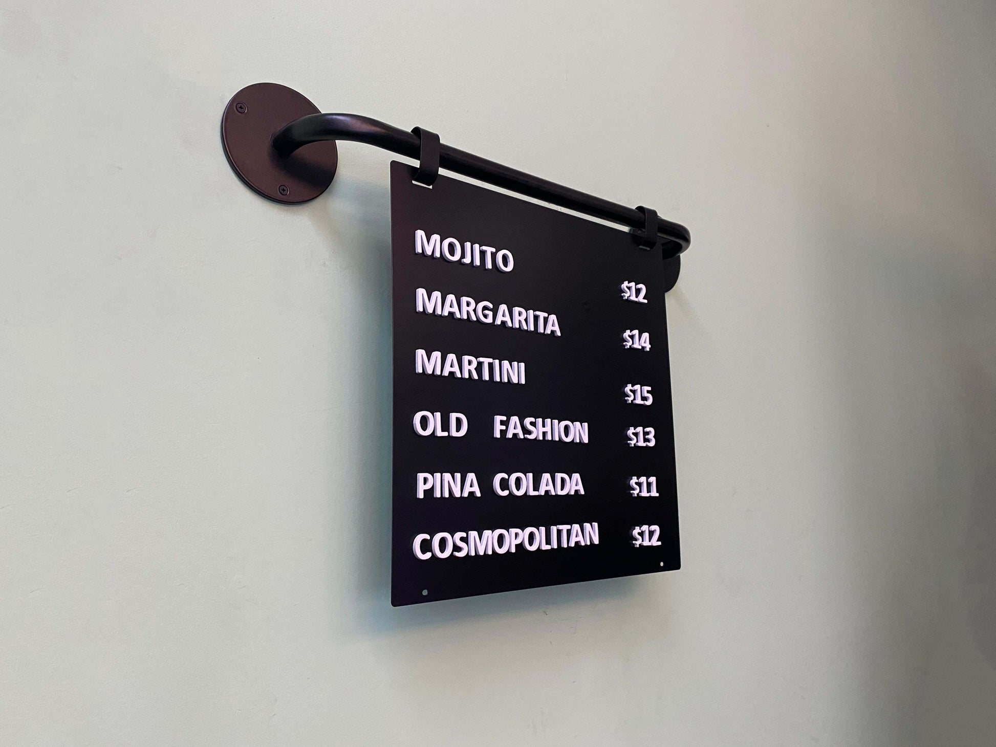 Şık ve modern tasarıma sahip siyah metal bayrak fiyat panosu, restoran ve mağazalar için profesyonel bir görünüm sunar.