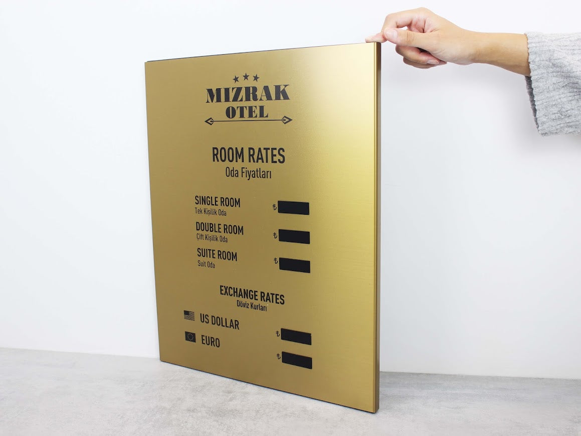 Metal malzemeden üretilmiş, mıknatıslı rakamlarla pratik kullanım sağlayan döviz kuru panosu.