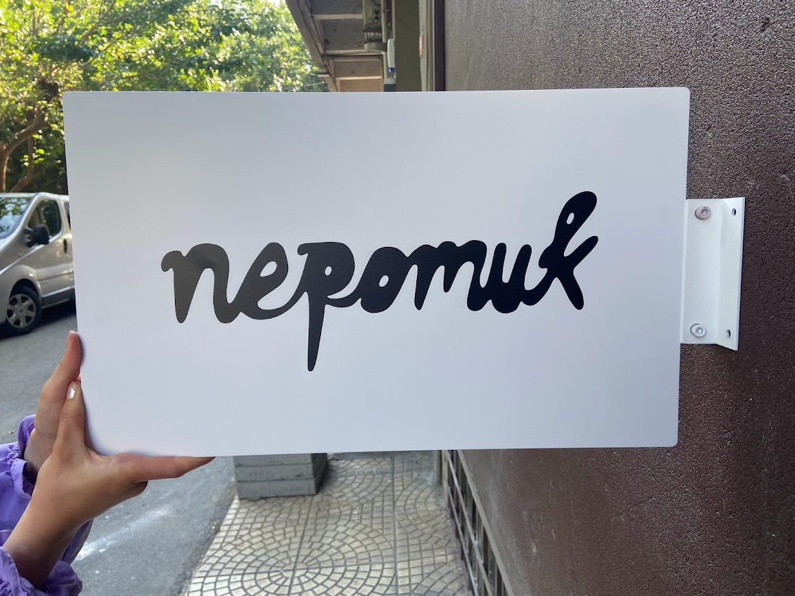 Montajı tamamlanmış, kullanıma hazır dikdörtgen metal tabela.