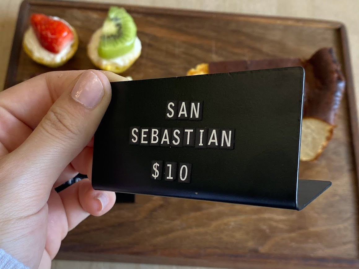 Metal malzemeden üretilmiş siyah renk fiyat etiketi standı ön görünüm.