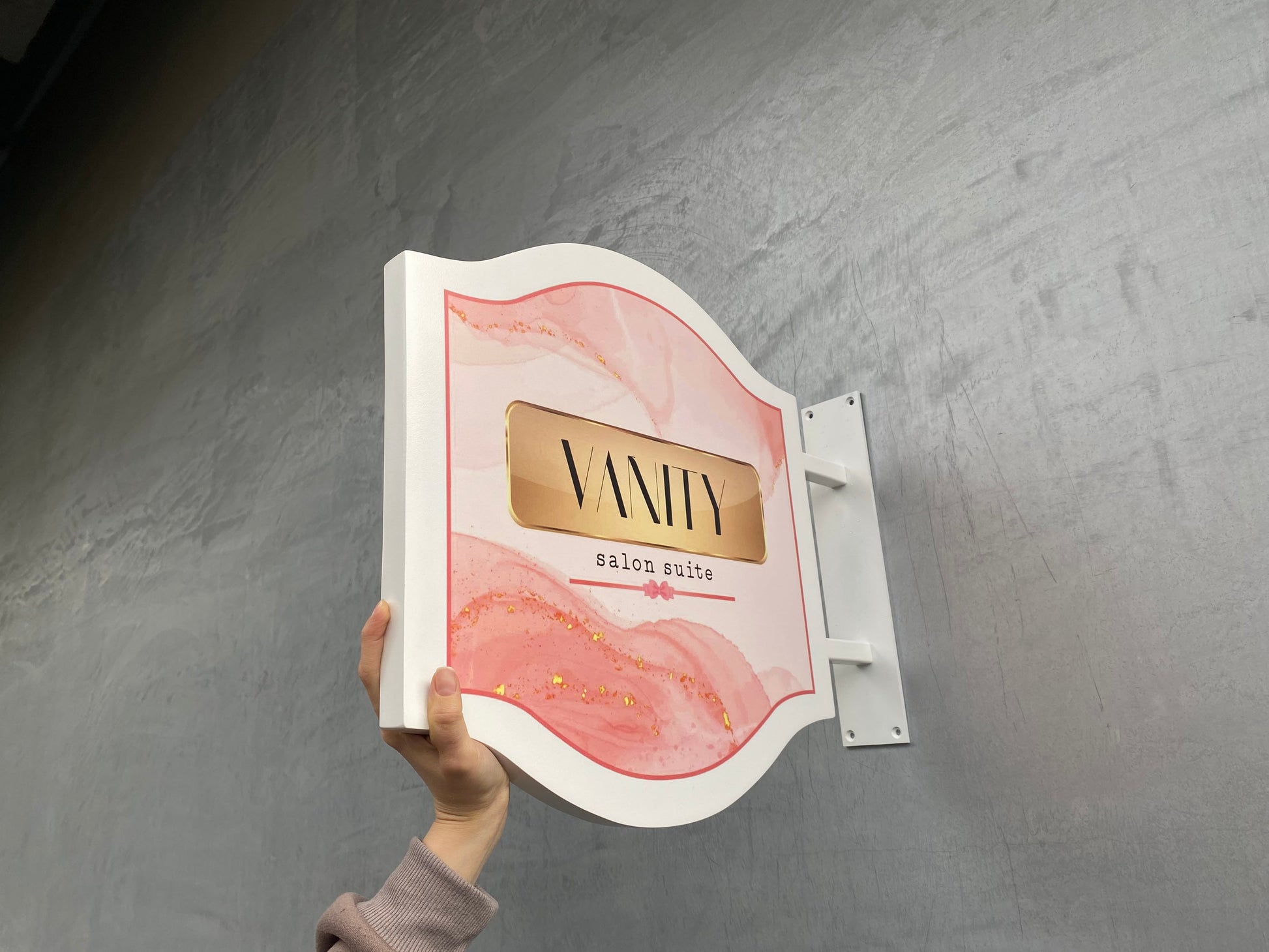 Çift taraflı kullanım sunan metal tabela, pastel renkleri ve zarif formuyla öne çıkıyor.