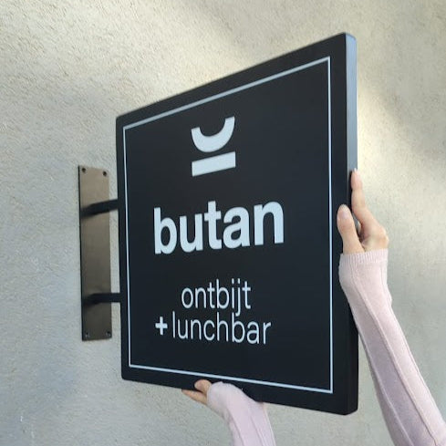 Dış mekanda uzun ömürlü kullanım sağlayan metal gövdeli tabela.