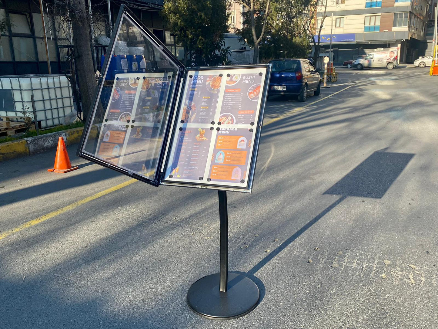 Metal gövdesi ve ağır tabanı sayesinde sağlam duruşa sahip, iç ve dış mekana uygun menü panosu.

