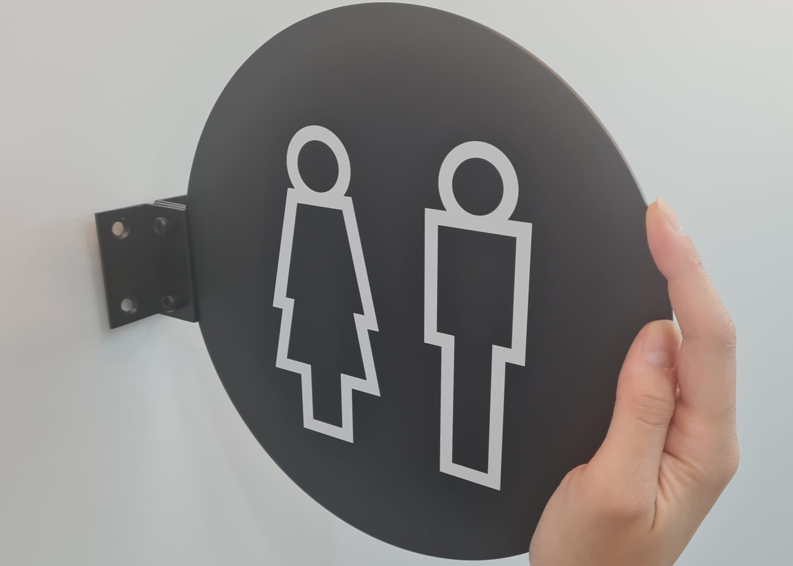 Dayanıklı metal gövdeyle uzun süreli kullanım sunan WC tabelası.