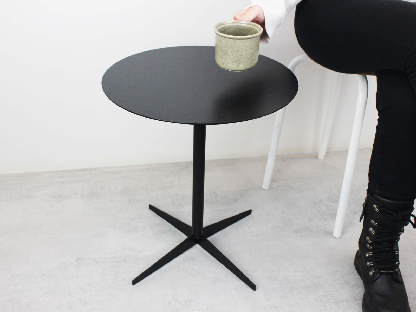 Modern tasarımlı metal kahve sehpası kafe oturma alanında kullanım