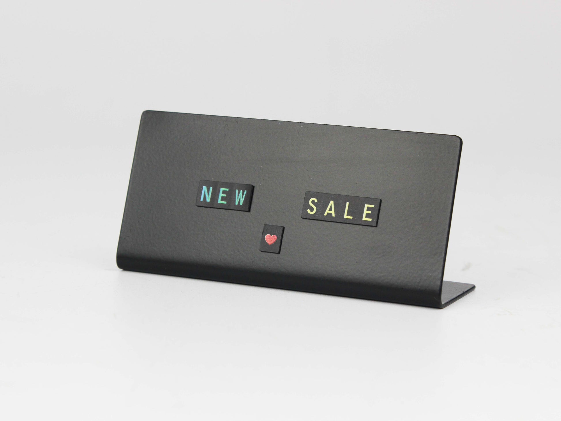 Metal kartlık, harfli sistem ile birlikte kullanıma hazır.