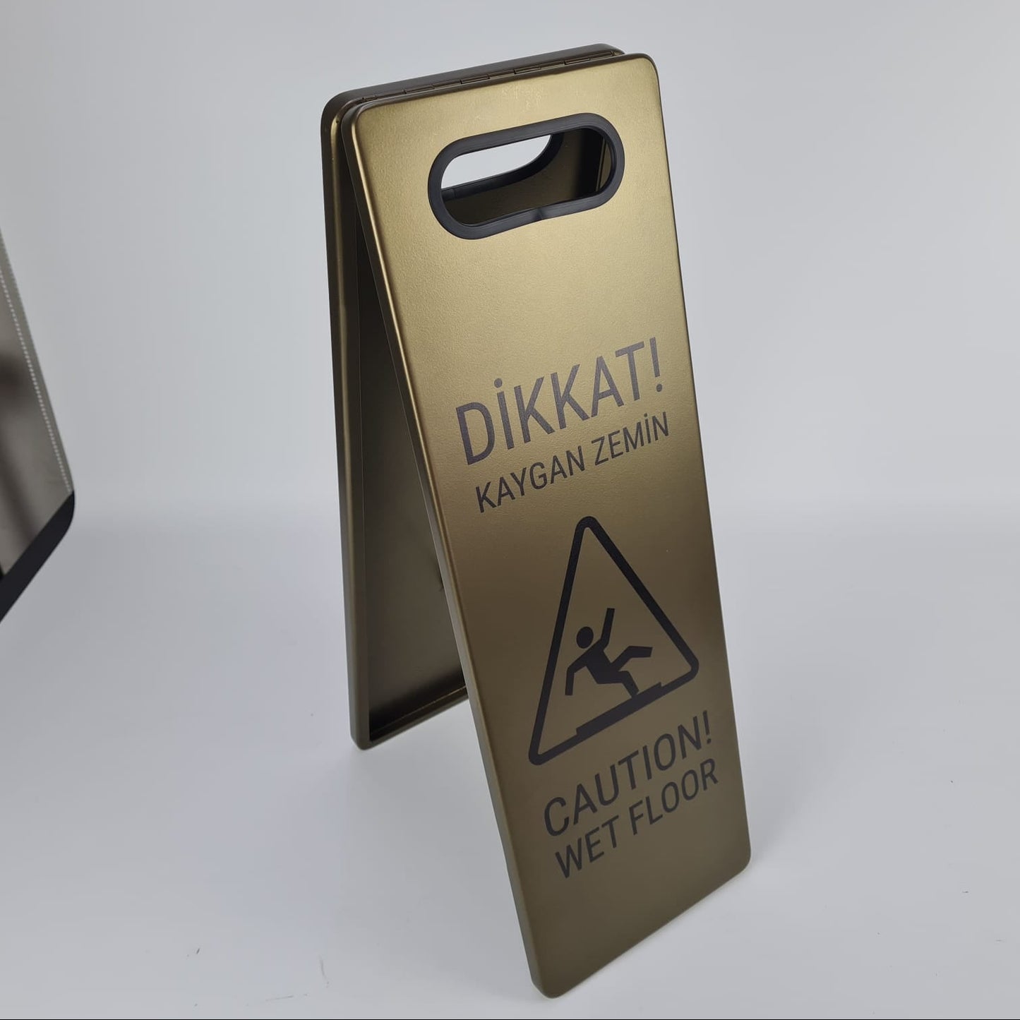 Bronz renk metal kaygan zemin uyarı levhası şık ve dayanıklı tasarım