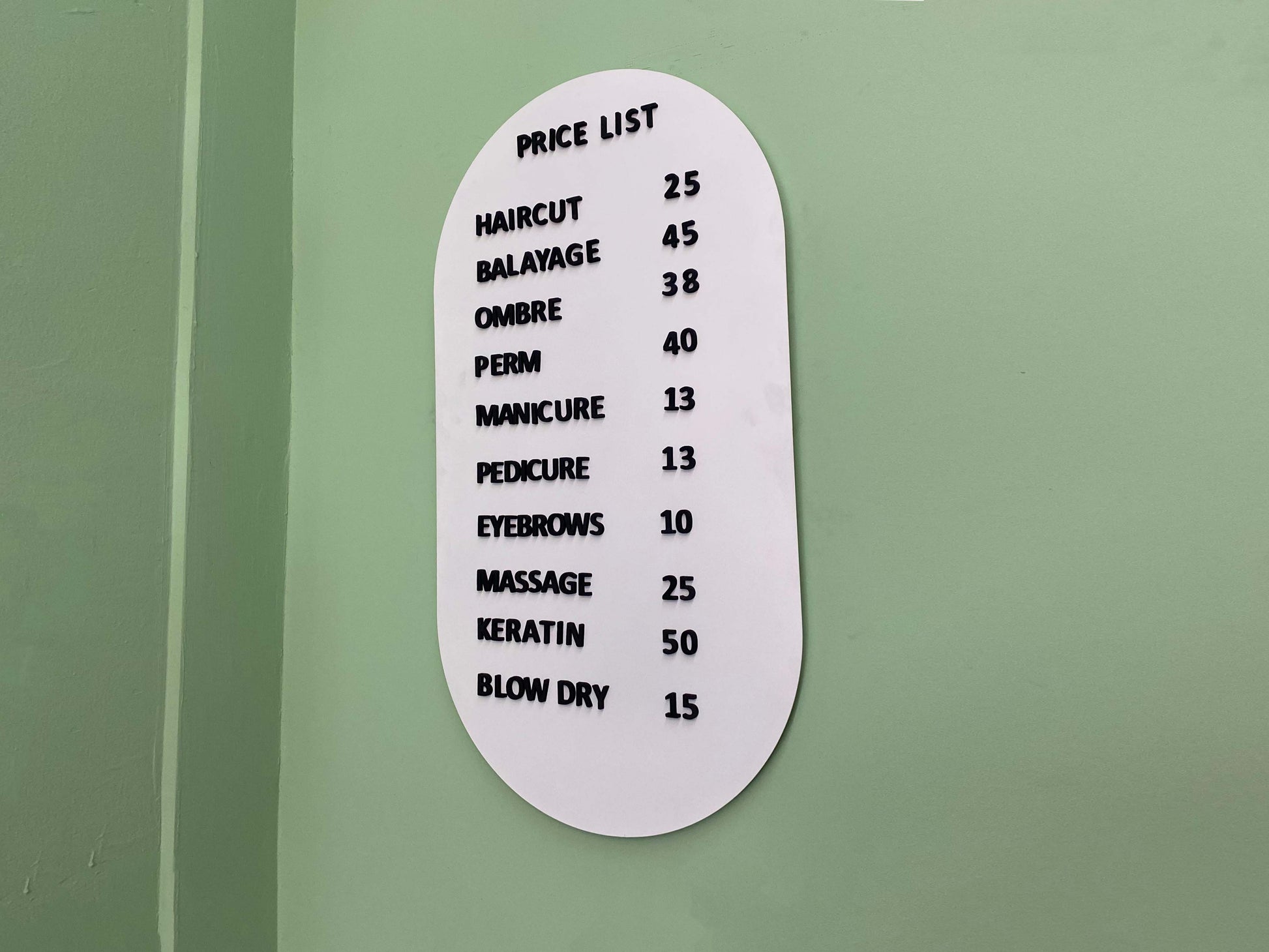 Metal çerçeveli fiyat panosu, işletmeler için profesyonel ve şık bir sunum sağlar.