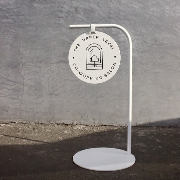 Yuvarlak metal levhalı portatif kaldırım tabelası.