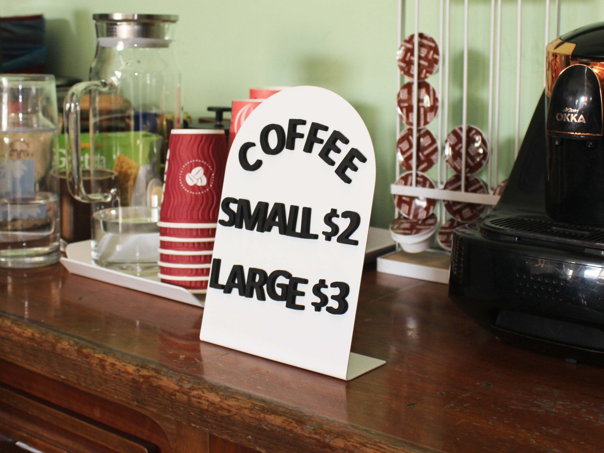 Dayanıklı metal gövdesiyle uzun ömürlü masaüstü pano.