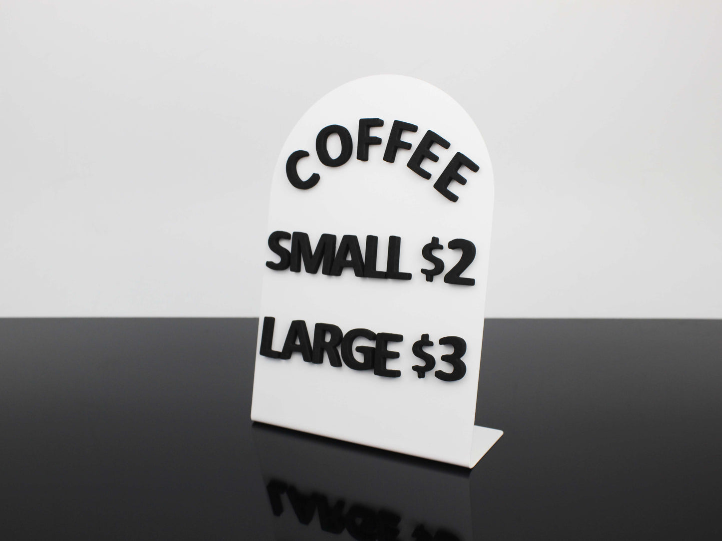 255 parçalık mıknatıslı harf seti ile birlikte gelir.