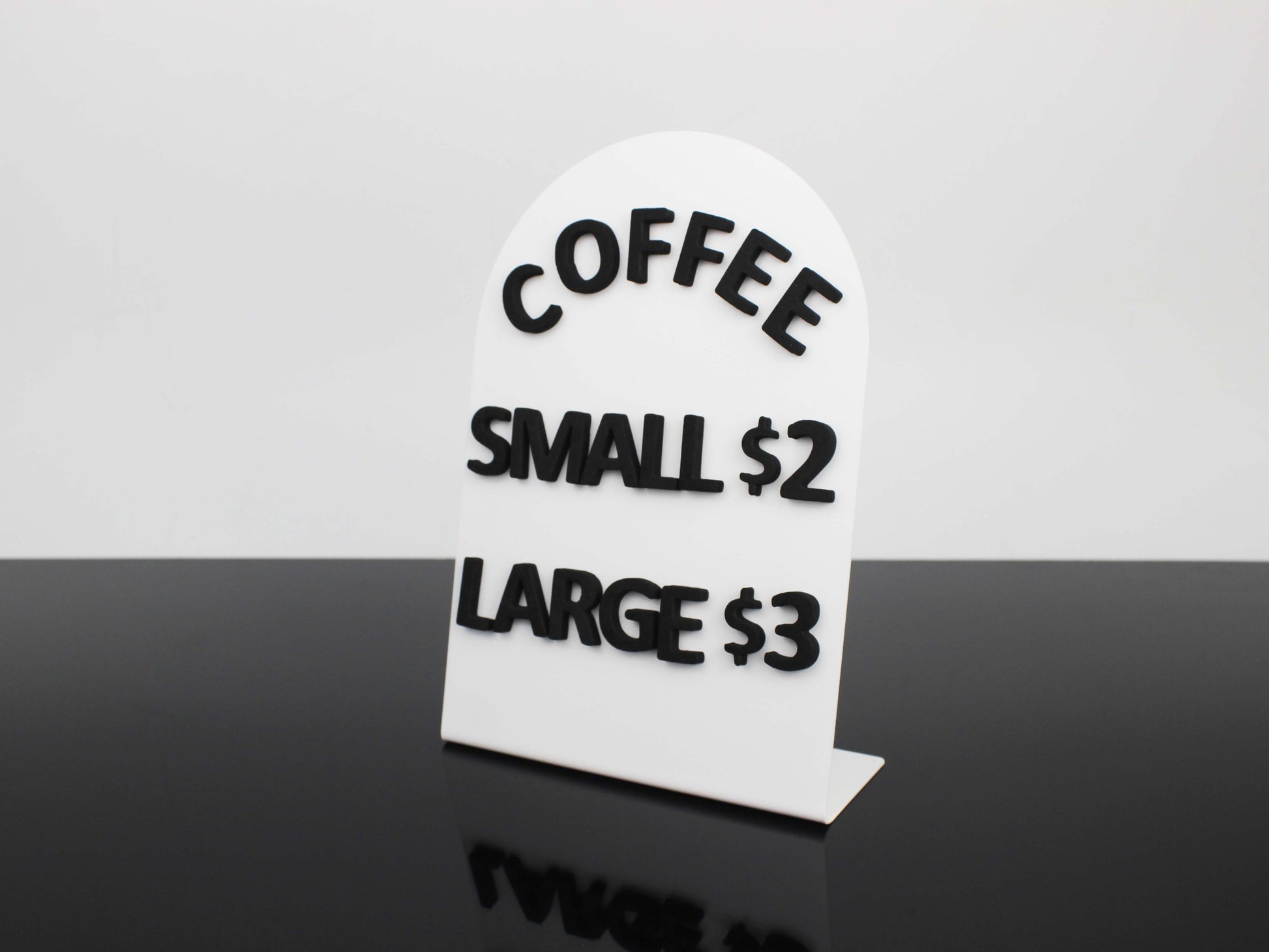 255 parçalık mıknatıslı harf seti ile birlikte gelir.