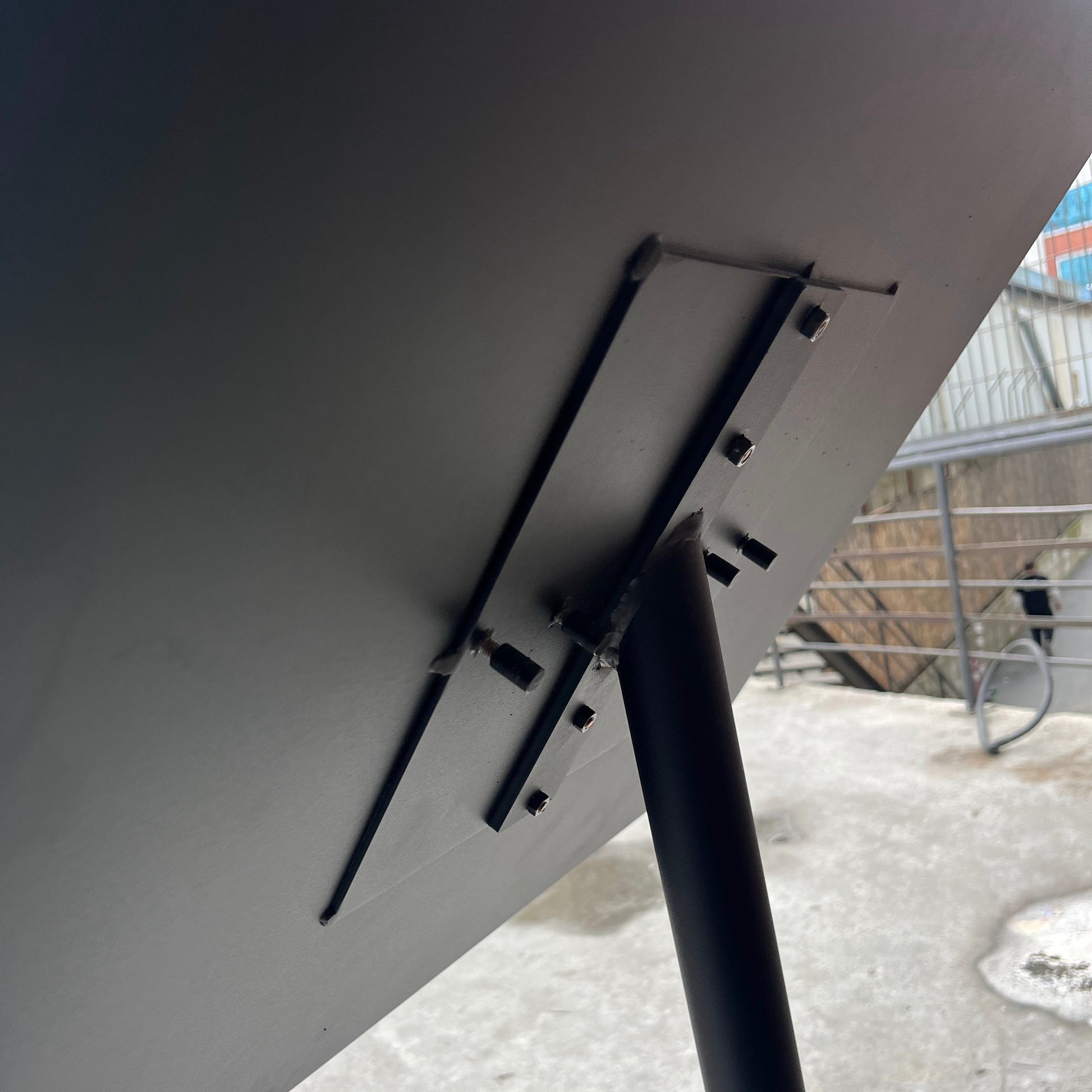 Modern ve şık tasarımı ile işletmelerin dekorasyonuna uyum sağlayan metal menü standı.