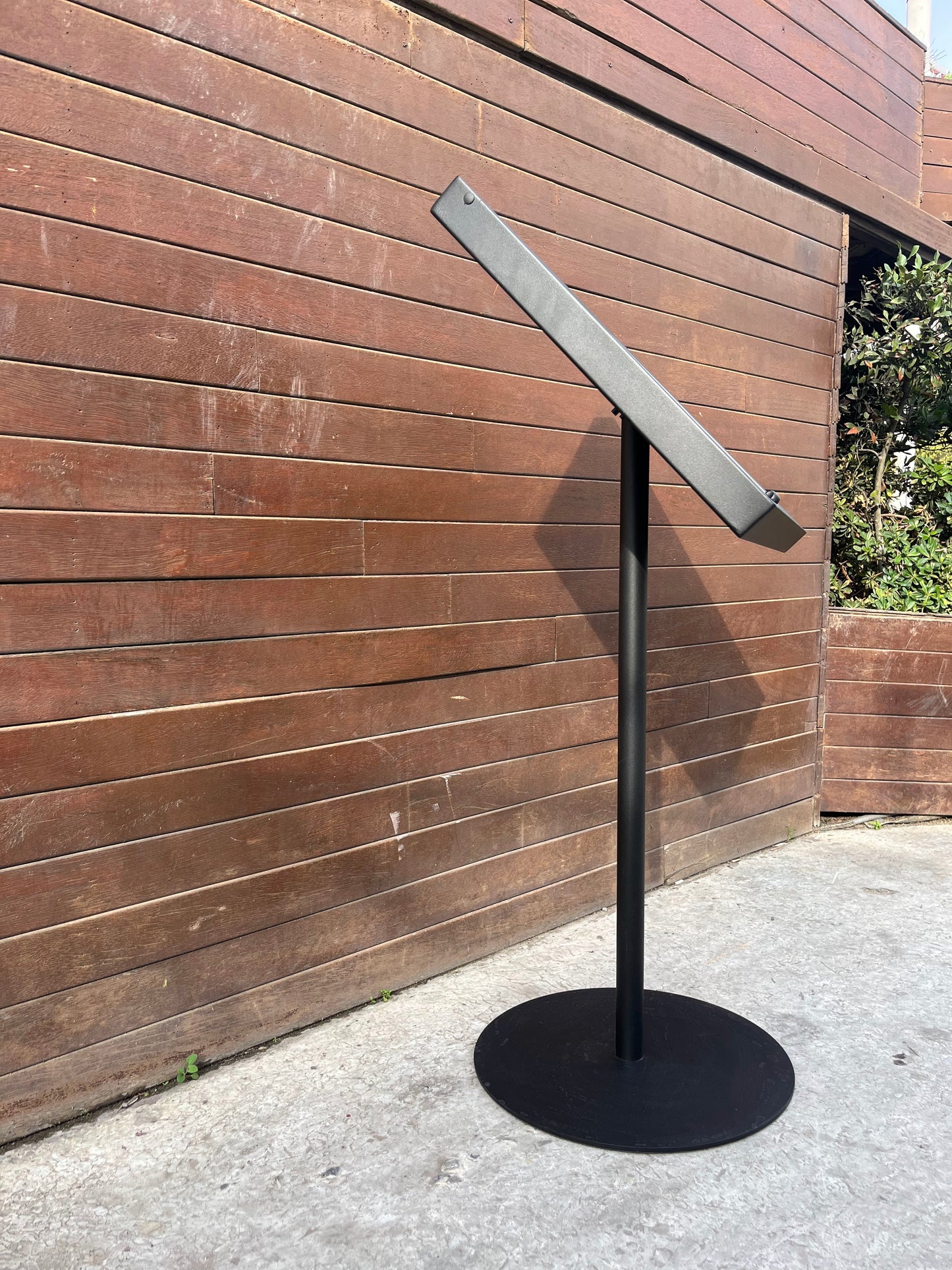 Modern ve şık tasarımı ile işletmelerin dekorasyonuna uyum sağlayan metal menü standı.