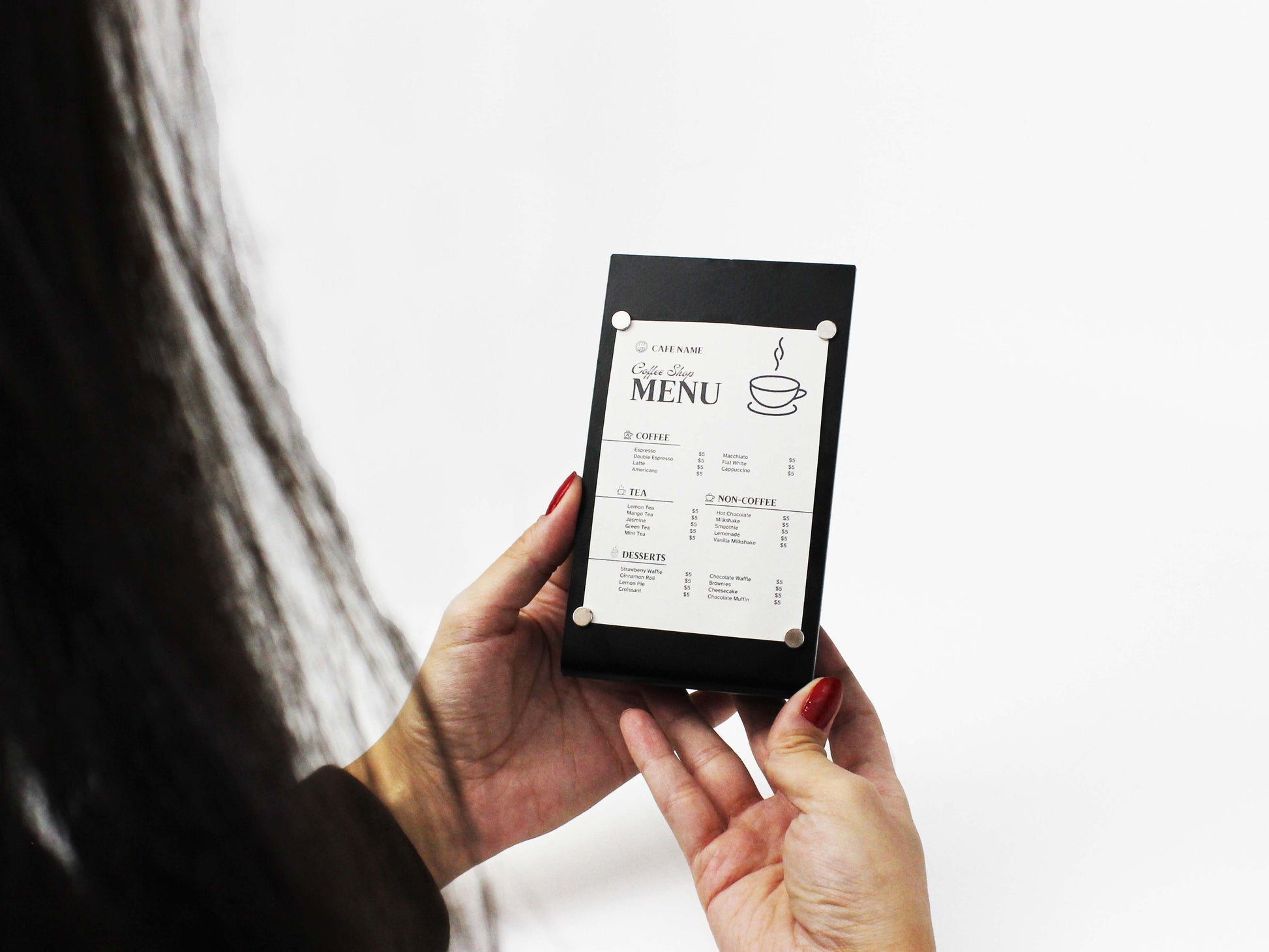 Mıknatıslarla içerik sabitleme imkanı sunan dayanıklı metal masa duyuru standı.