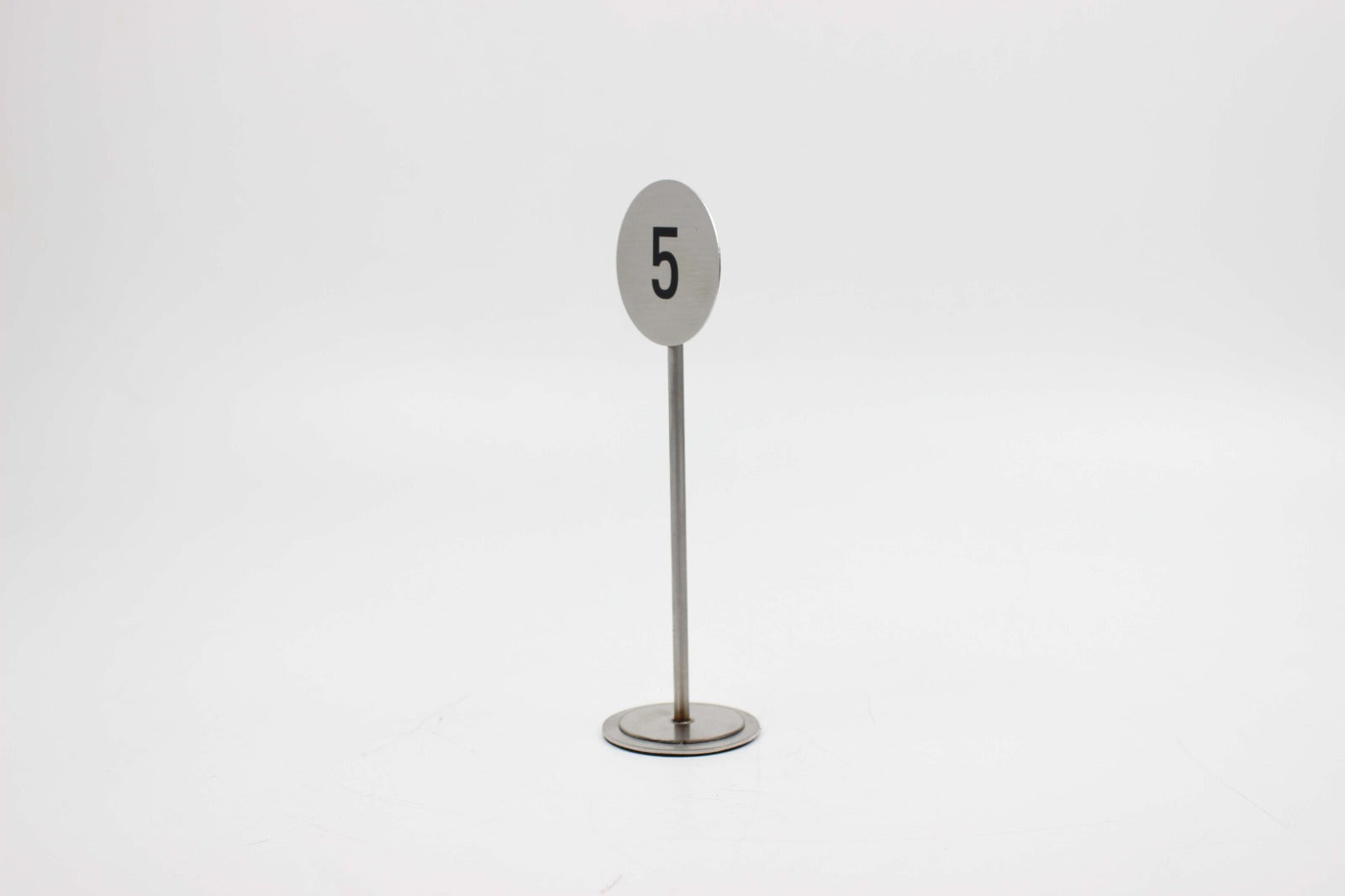 Bant zımparalı yüzeyi sayesinde uzaktan fark edilen masa numaratörü.