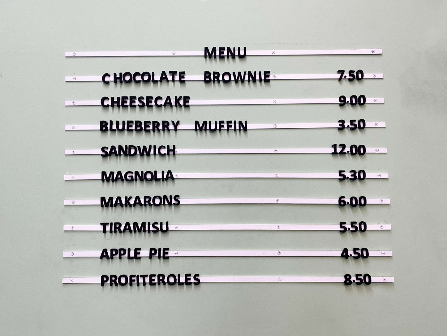 Şık metal pano ile restoran menüsünü kolayca güncelleyin.