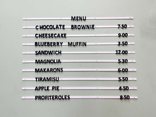 Şık metal pano ile restoran menüsünü kolayca güncelleyin.