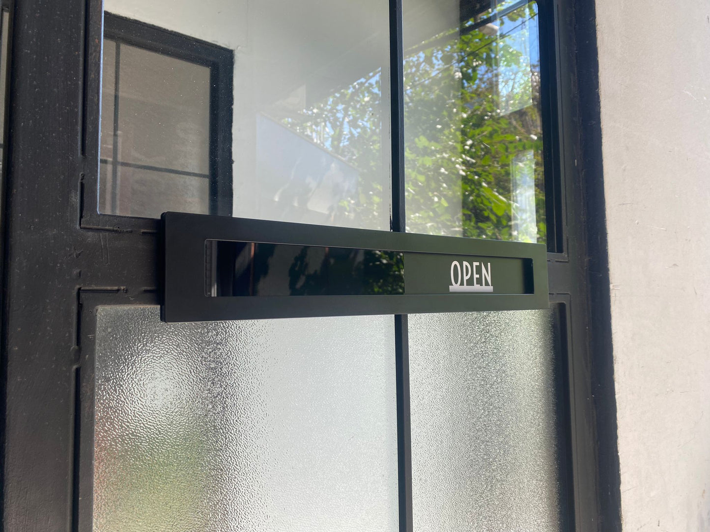 Metal gövdeli, pleksi detaylı dayanıklı açık kapalı levhası.