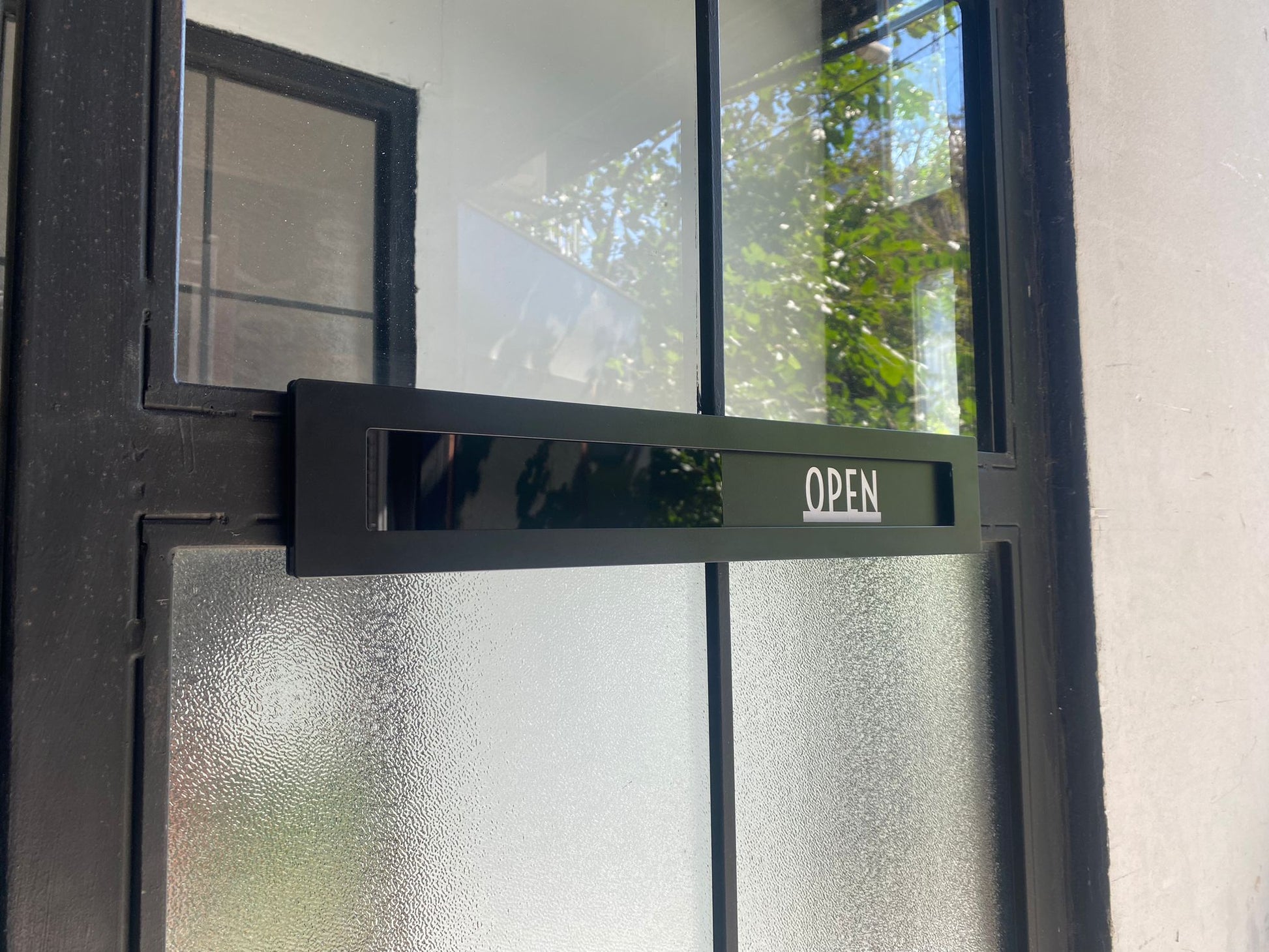 Metal gövdeli, pleksi detaylı dayanıklı açık kapalı levhası.