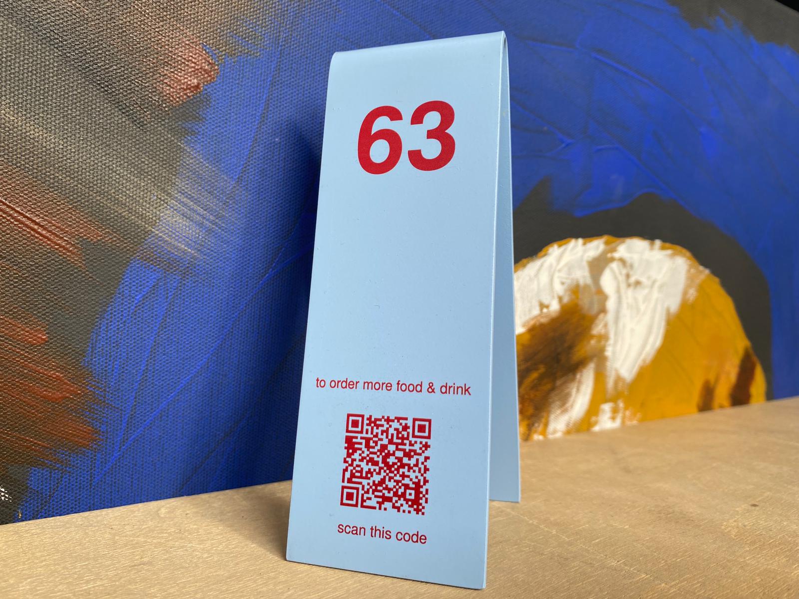 Metal malzemeden üretilmiş QR kodlu masa numarası tabelası, modern tasarımıyla dikkat çeker.