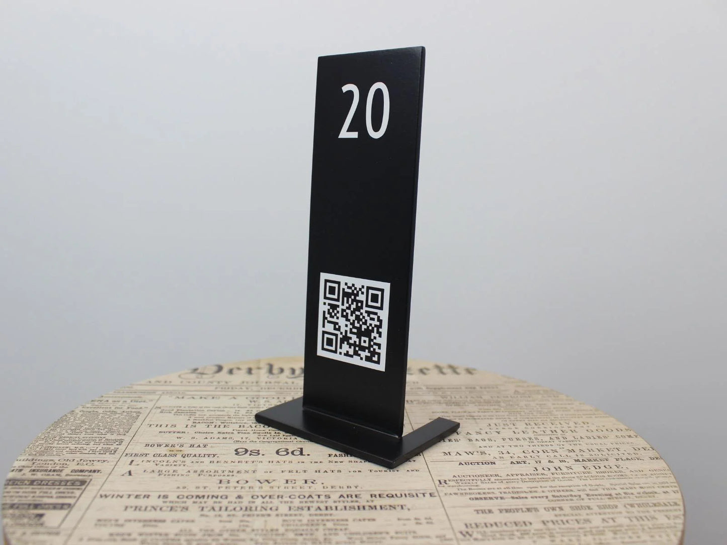 Devrilmeye karşı dirençli özel formuyla tasarlanmış metal QR stand modeli.


