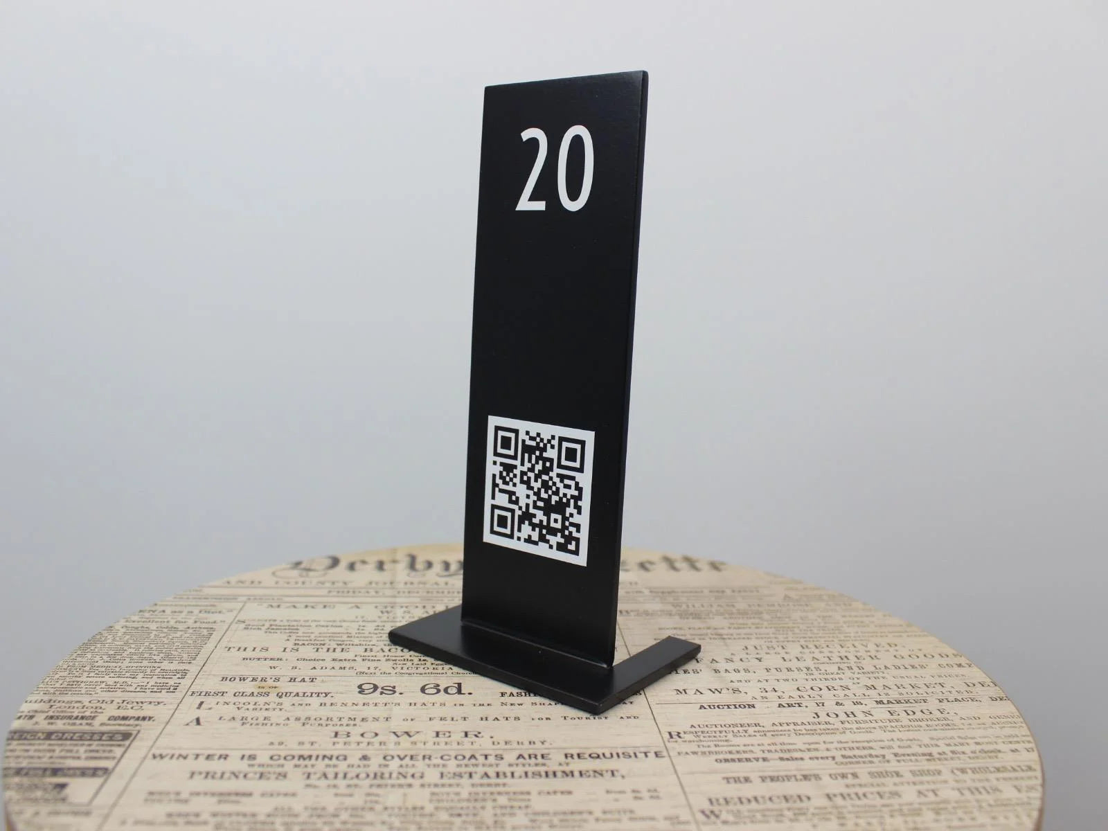 Devrilmeye karşı dirençli özel formuyla tasarlanmış metal QR stand modeli.

