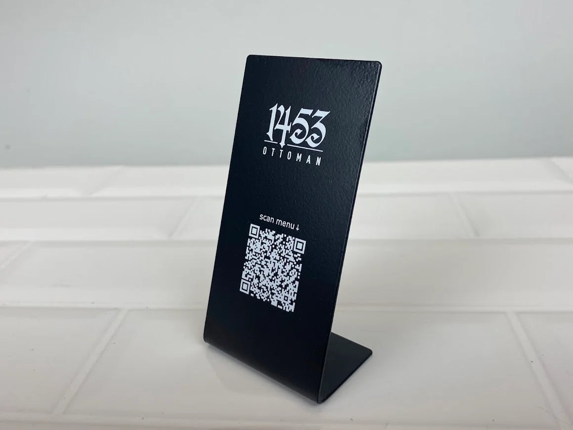 Metalden uretilen logolu QR kod standi.