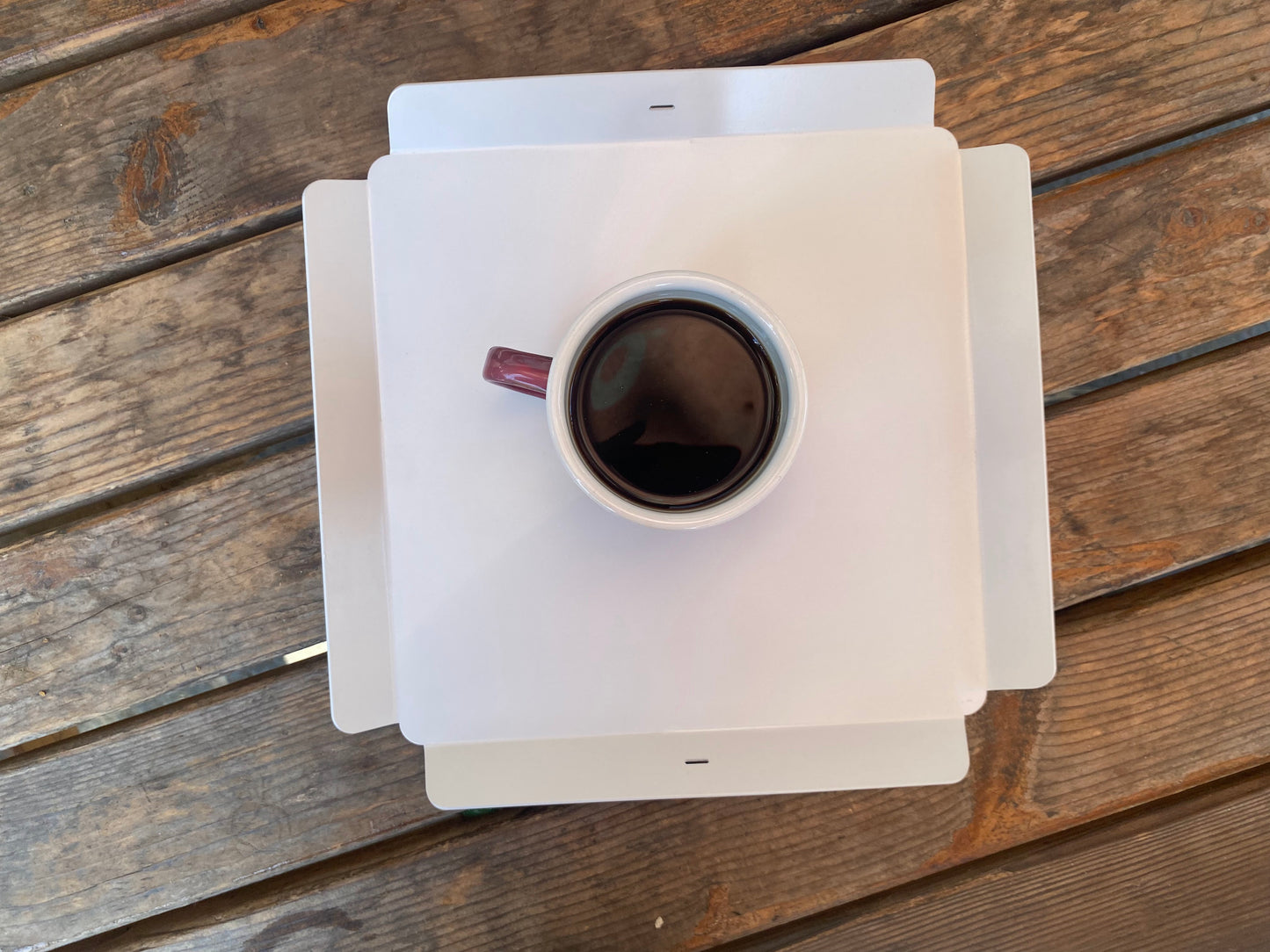 İçecek sunumunda kullanılan beyaz renkli metal servis tepsisi.