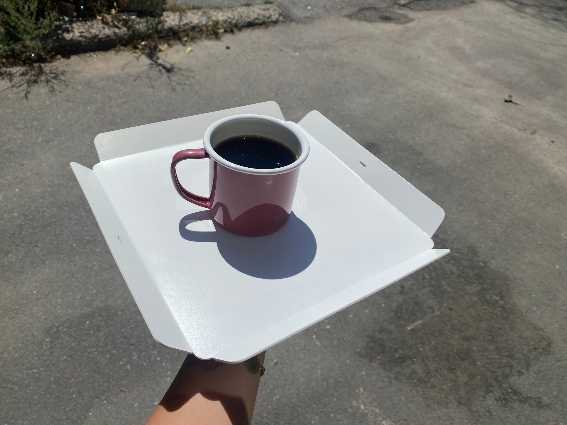 Kafede kahve servisi için kullanılan beyaz metal servis tepsisi.