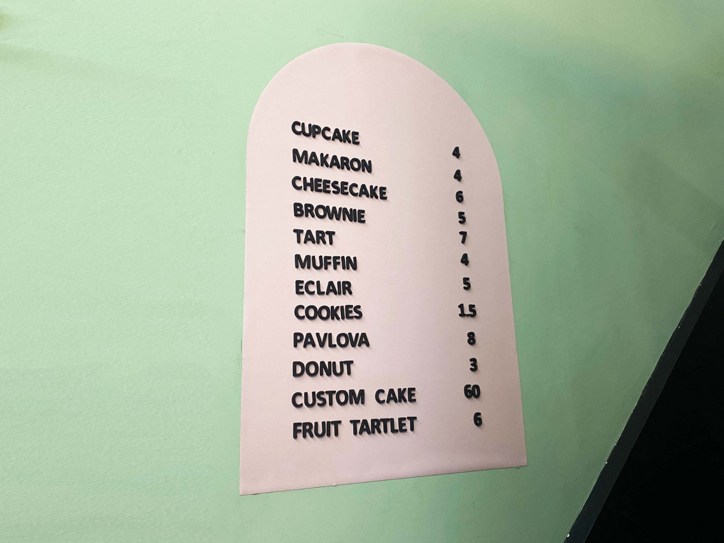 Metal sticker üzerine mıknatıslı harflerin yerleştirilmesi ve kolay kullanım özelliği.