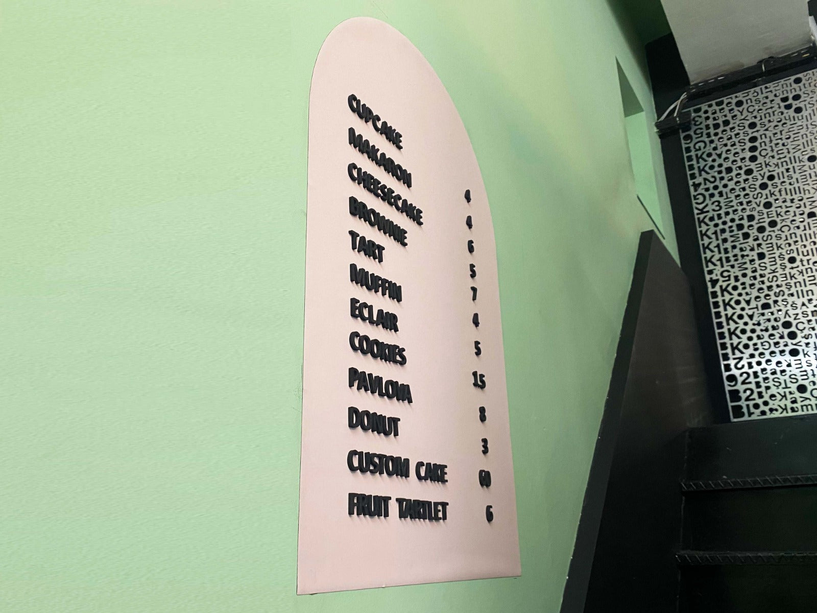 Mıknatıslı harflerle özelleştirilebilir metal sticker, fiyat listeleri ve menüler için ideal.