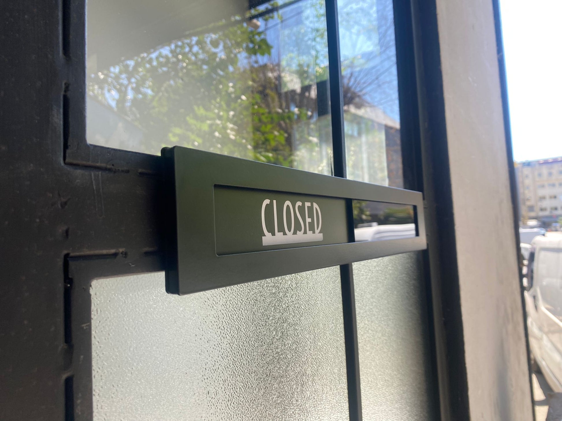 Dayanıklı metal gövdeye sahip sürgülü açık kapalı levha.