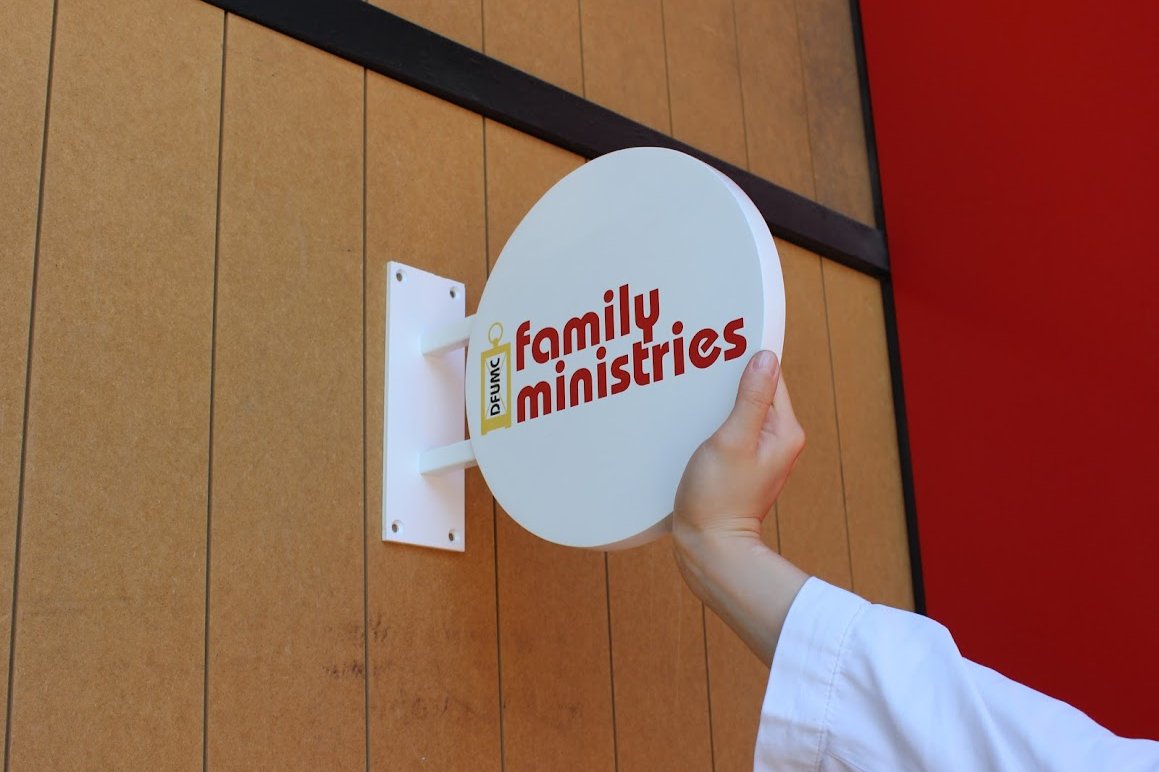 Dış mekana monte edilmiş, metal malzemeden üretilmiş dayanıklı tabela modeli.