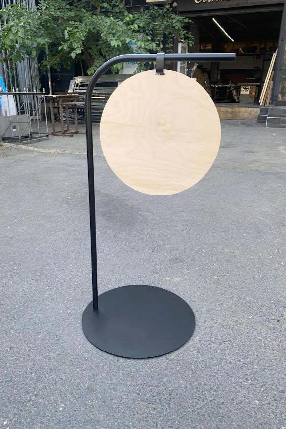 Dış mekan için tasarlanmış dayanıklı tabela örneği.