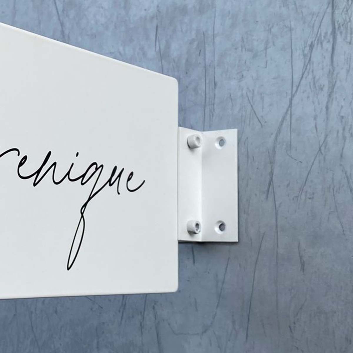 Montaj vidalarının geçeceği deliklerin detaylı gösterimi.