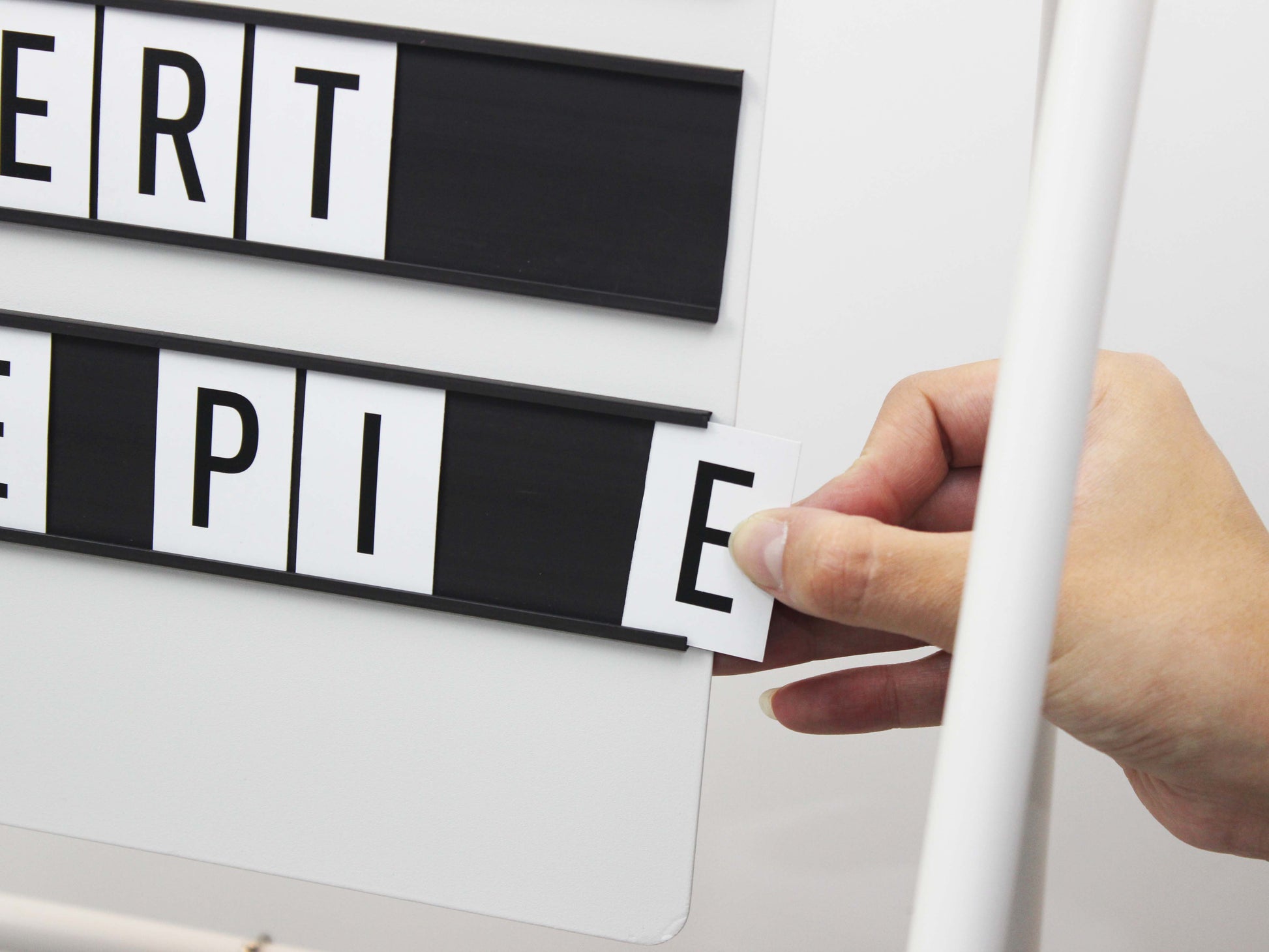 Metal tabla üzerinde raylara geçirilmiş harf gösterimi.