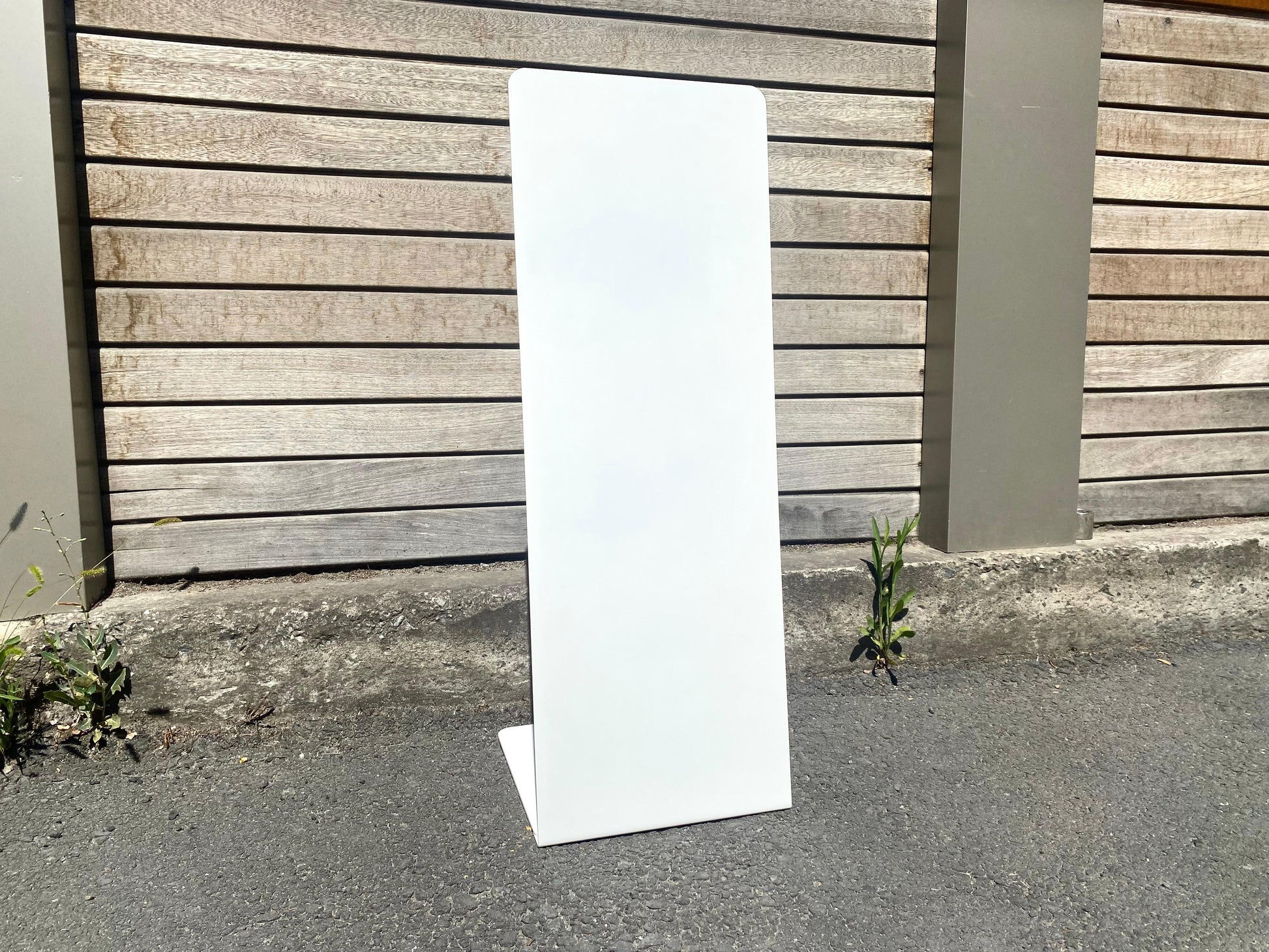 Minimal metal tasarımıyla öne çıkan dış mekân panosu.