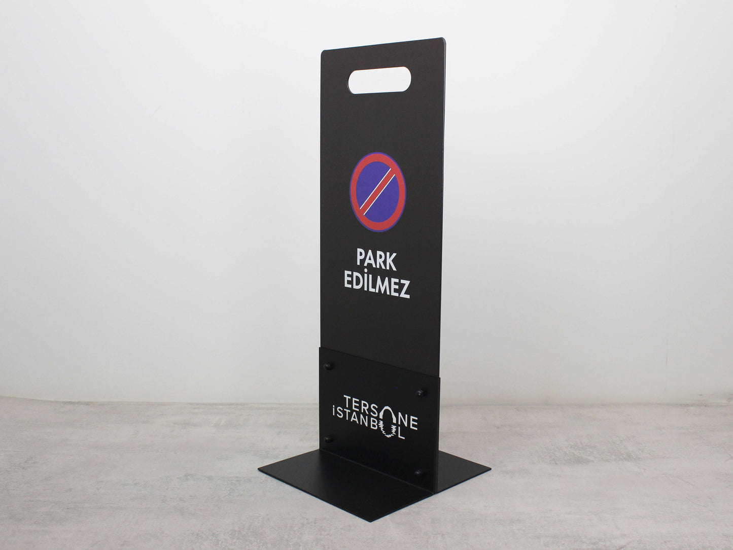 Metal malzemeden üretilmiş taşınabilir otopark uyarı tabelası, dış mekan kullanımına uygun.