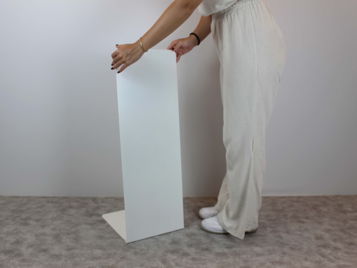 Metalden üretilmiş, portatif yapıya sahip dış mekan tabelası.