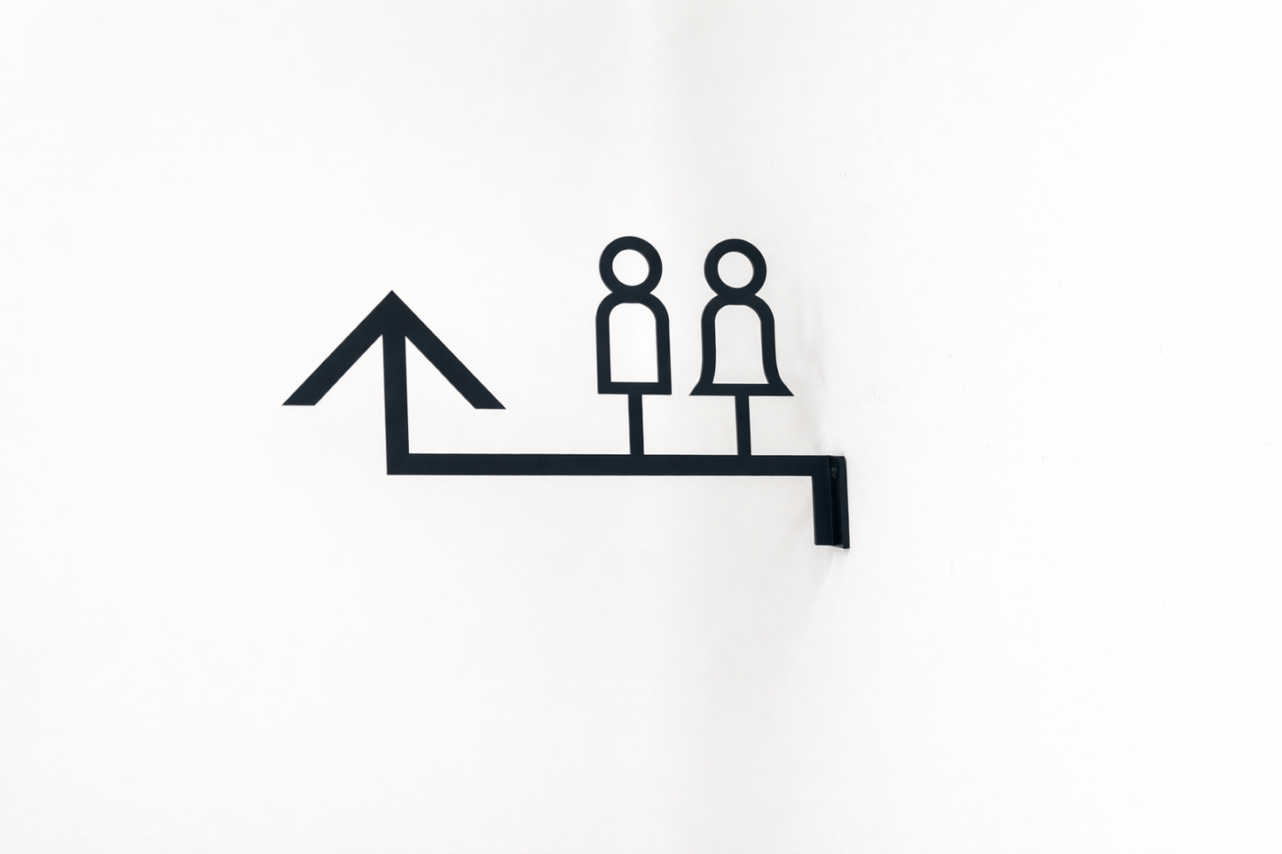 Duvara monte metal tuvalet yönlendirme tabelası minimal tasarım