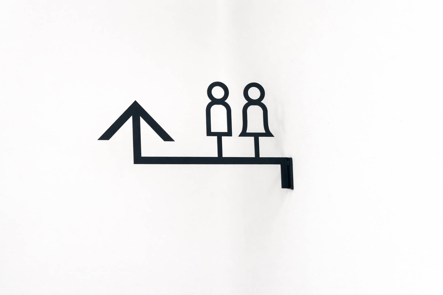 Duvara monte metal tuvalet yönlendirme tabelası minimal tasarım