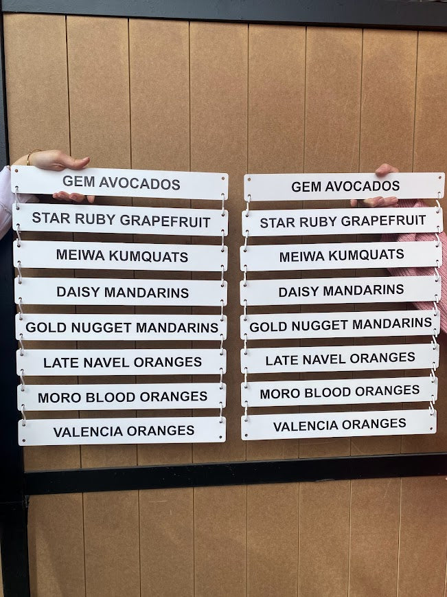 Metal malzemeden üretilmiş dayanıklı menü panosu.