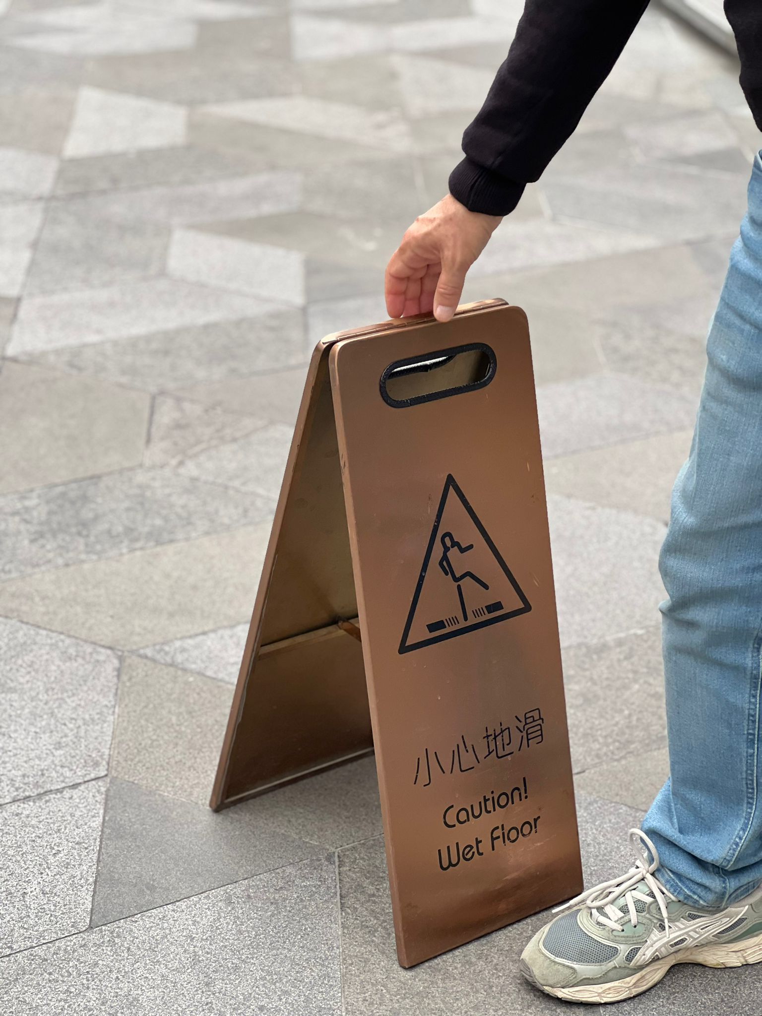 Katlanabilir metal wet floor uyarı tabelası, modern zemin üzerinde yerleştirilmiş şekilde