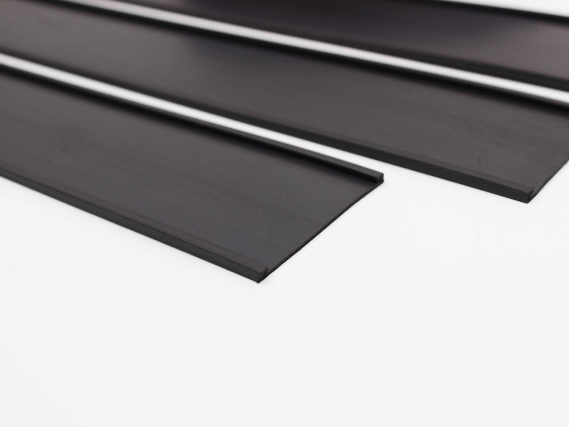 Metal yüzeylere kolayca yapışan mıknatıslı ray örneği.