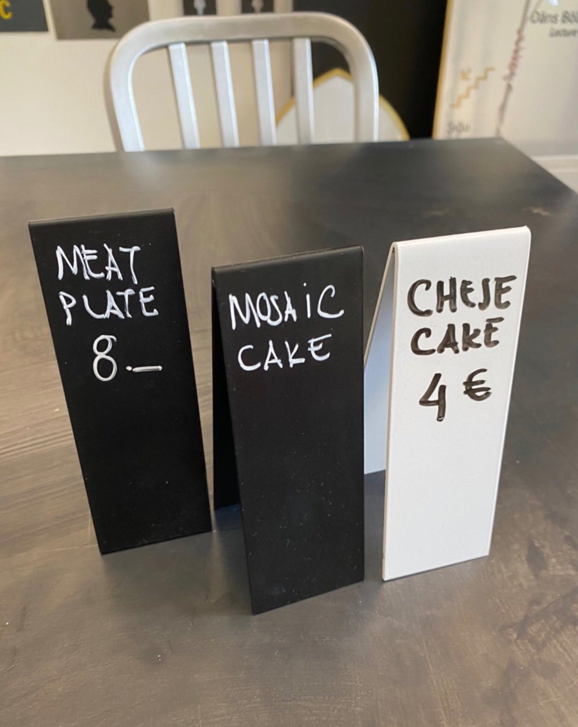 Silinebilir yüzeyiyle yazı yazmaya uygun metal masaüstü bilgi tabelası